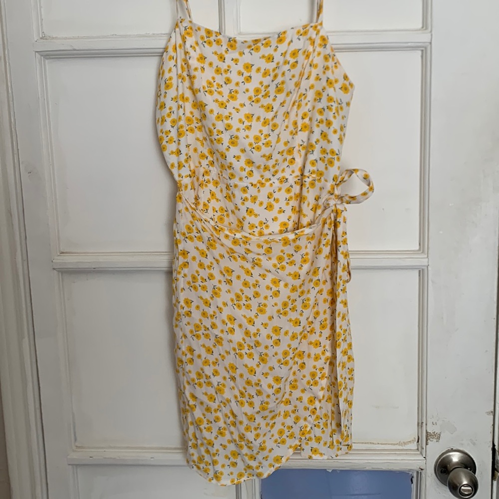 wrap tie side dress yellow mini flowers never worn. adjustable straps size small